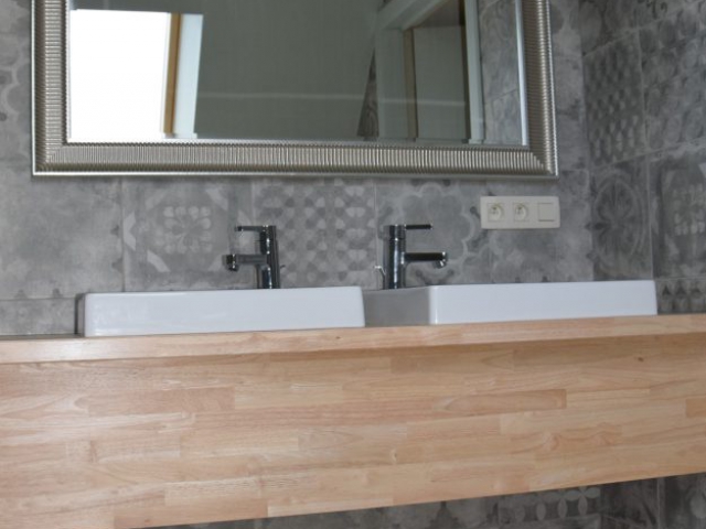 Badkamer boven met dubbele wastafel
